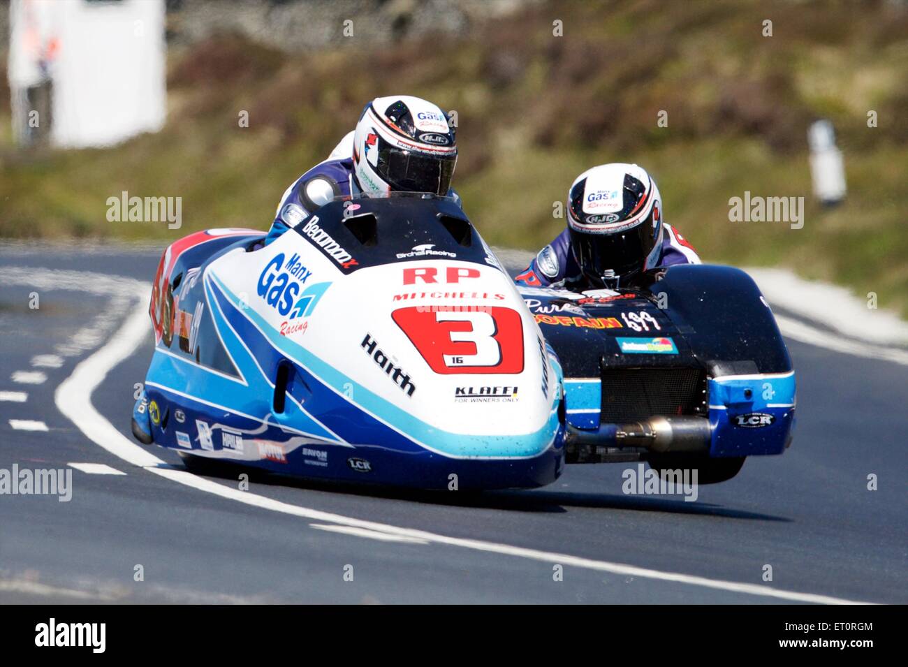 Douglas, Isola di Man Decimo Giugno, 2015. Ben Birchall e Tom Birchall in azione durante il Sidecar TT race. Credit: Azione Plus immagini di sport/Alamy Live News Foto Stock