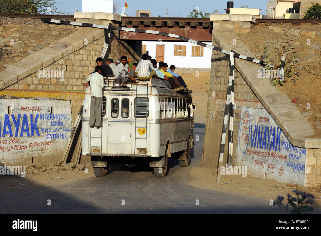Gente seduta sul tetto di autobus ; Jodhpur ; Rajasthan ; India Foto Stock