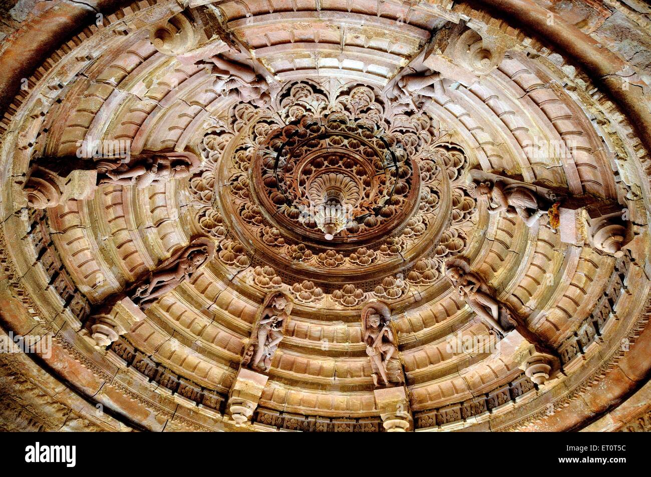 Statue a soffitto incise, Royal Cenotaph, Deval, Mandore, Jodhpur, Rajasthan, India Foto Stock