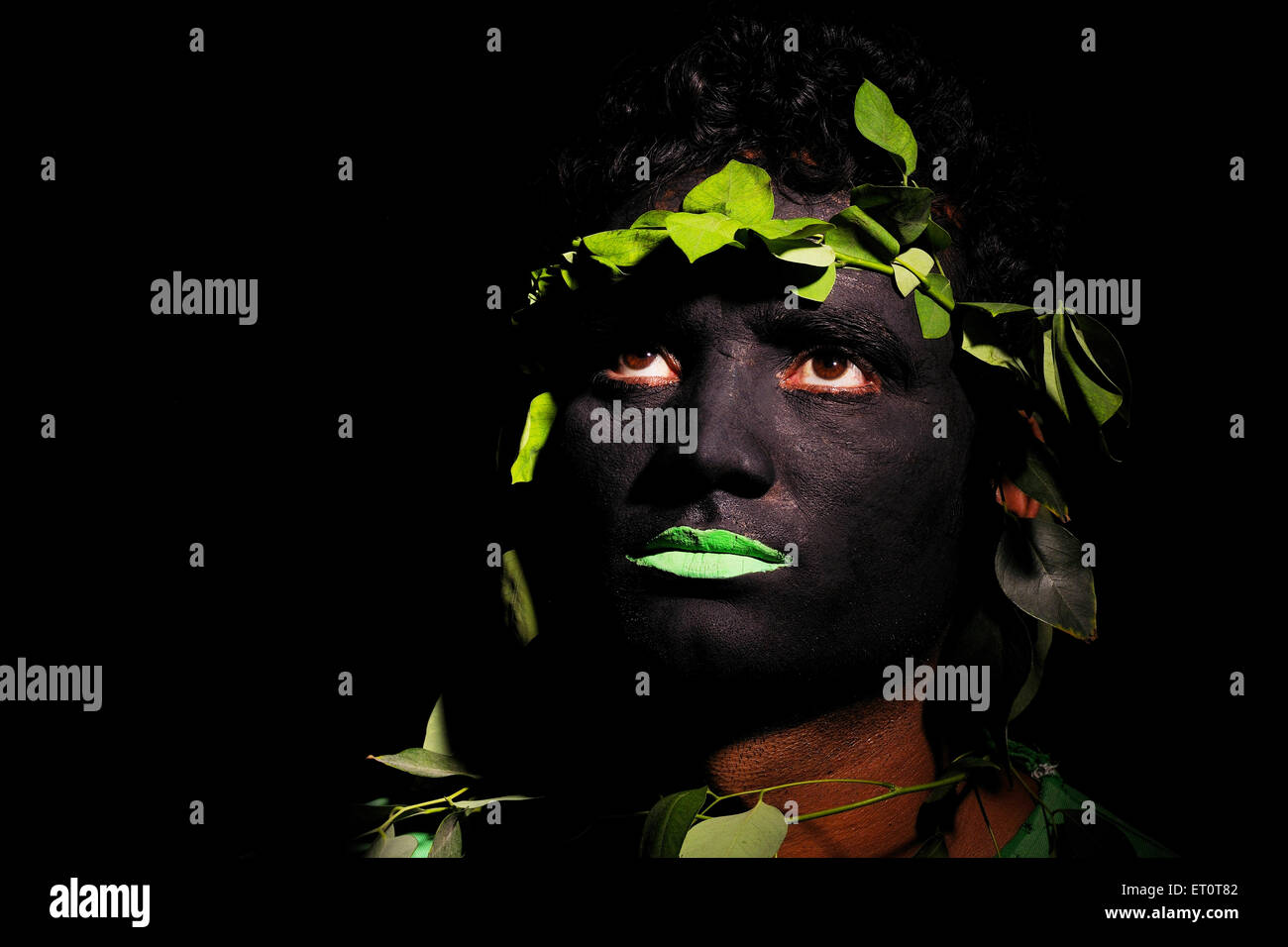 Uomo mimetizzazione camuffare nascondere tribale dipinto faccia MR#769G Foto Stock