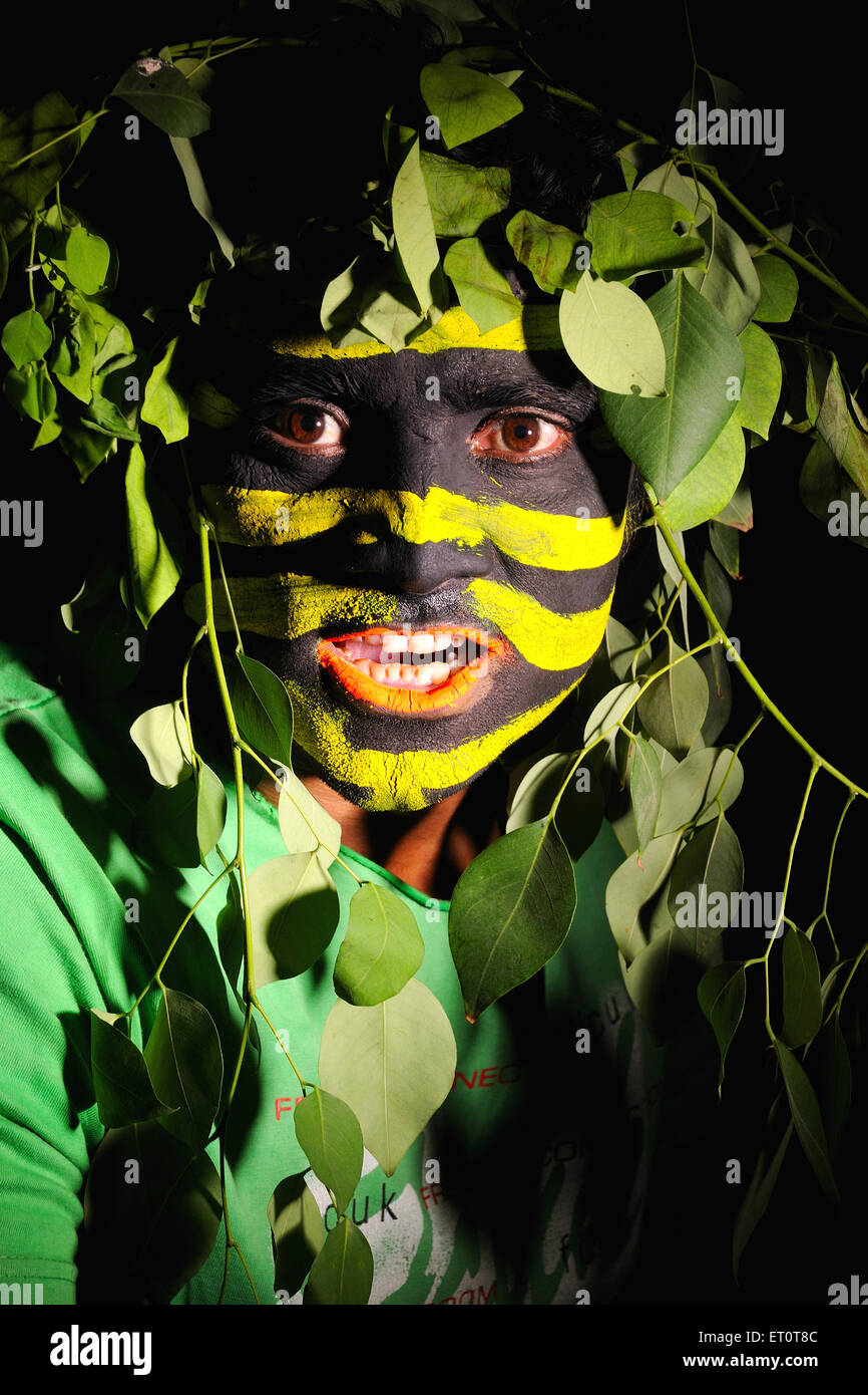 Uomo mimetizzazione camuffare nascondere tribale dipinto faccia MR#769G Foto Stock