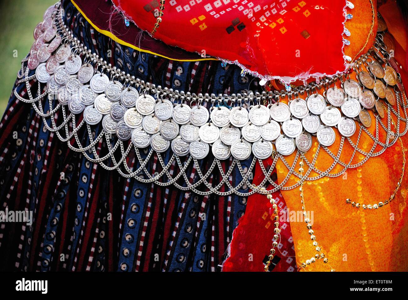 Donna che indossa gioielli in vita, tempio Ramdevra, Pokhran, Jaisalmer, Rajasthan, India Foto Stock