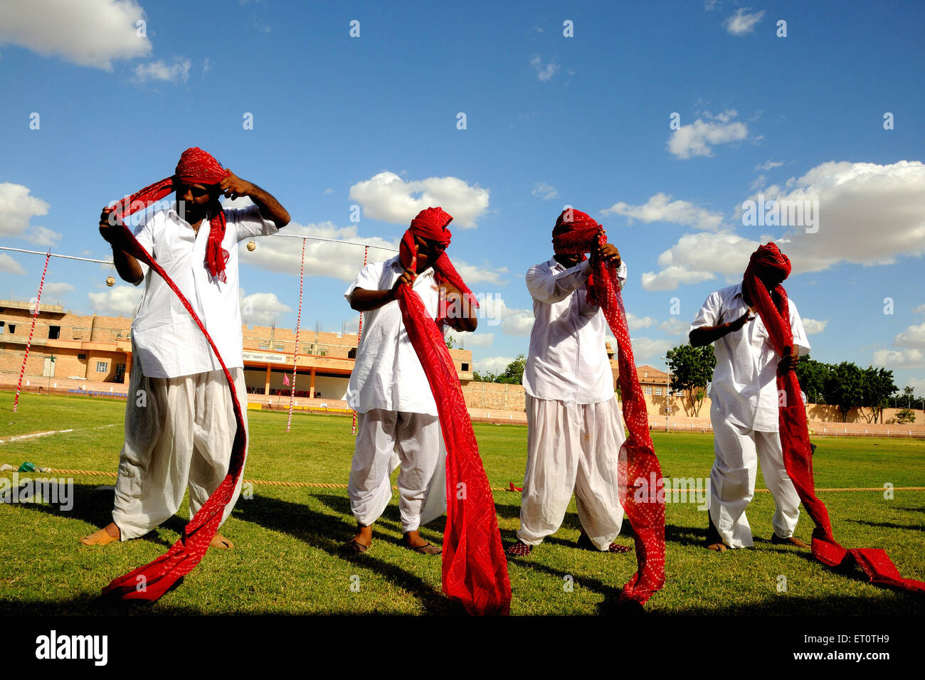 Gli uomini indossano turbanti contest at marwar festival ; Jodhpur ; Rajasthan ; India Foto Stock