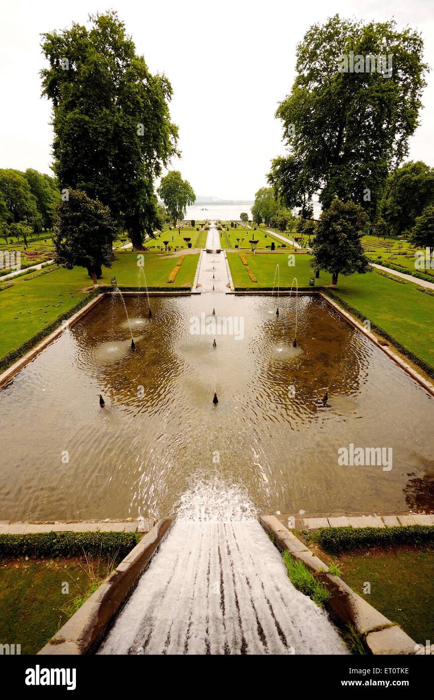 Fontane in giardino mughal nishat bagh ; Srinagar ; Jammu e Kashmir ; India Foto Stock