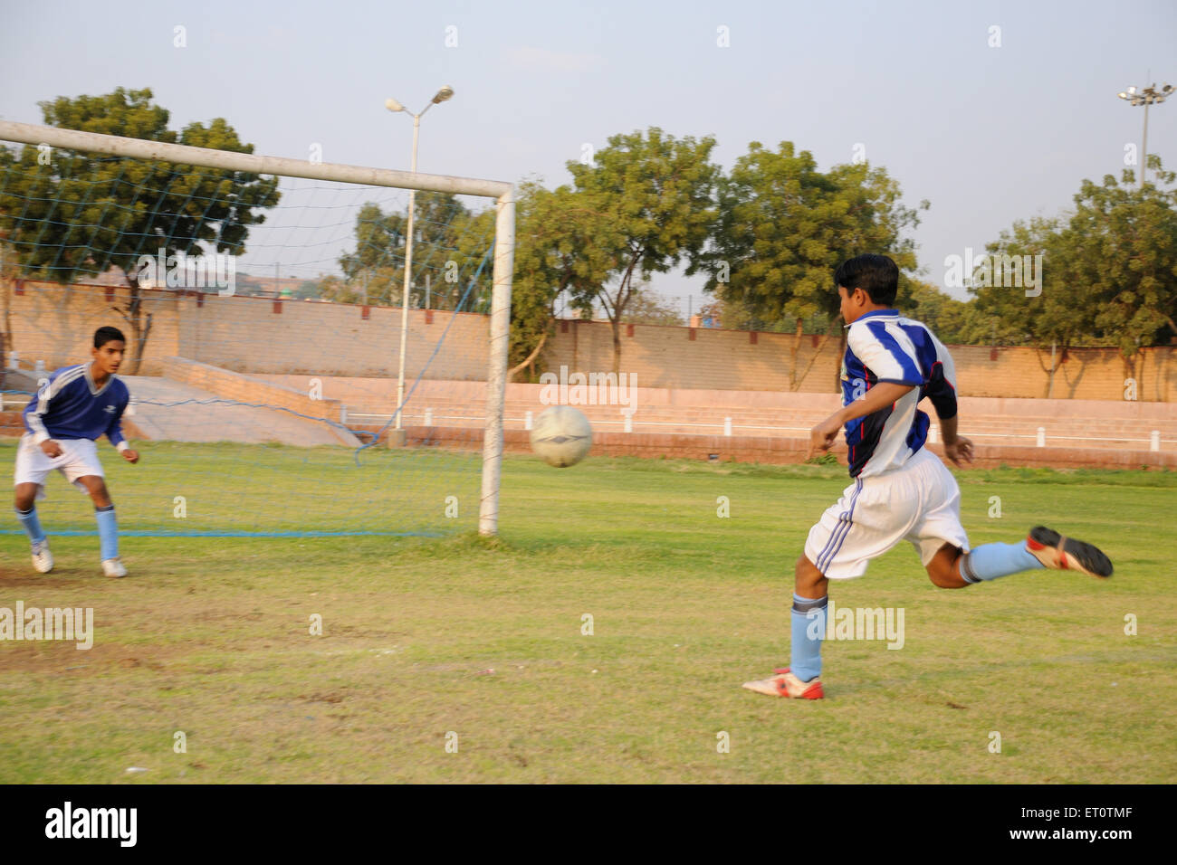 Ragazzi che giocano a calcio ; Jodhpur ; Rajasthan ; India Signor#786 Foto Stock
