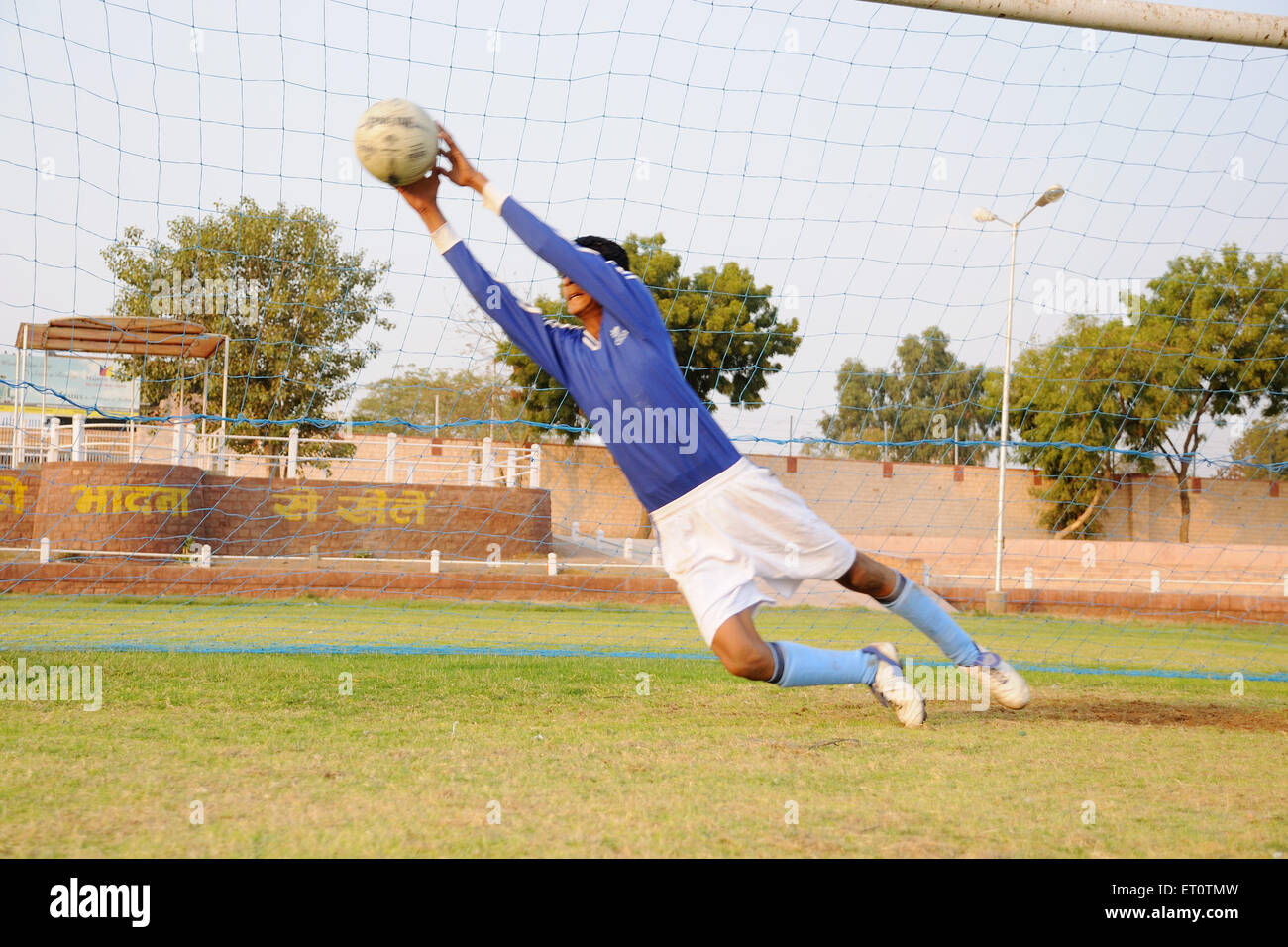 Player salvataggio di un obiettivo ; Jodhpur ; Rajasthan ; India Foto Stock