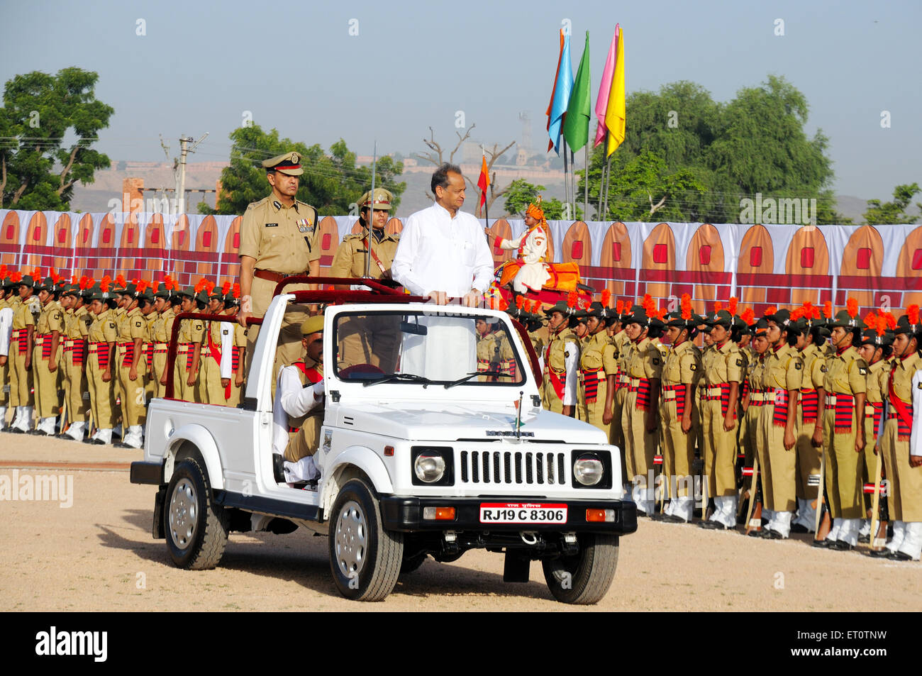 Signor Ashok gehlot esaminare ladies parata di polizia alla polizia del centro di formazione NOMR Foto Stock