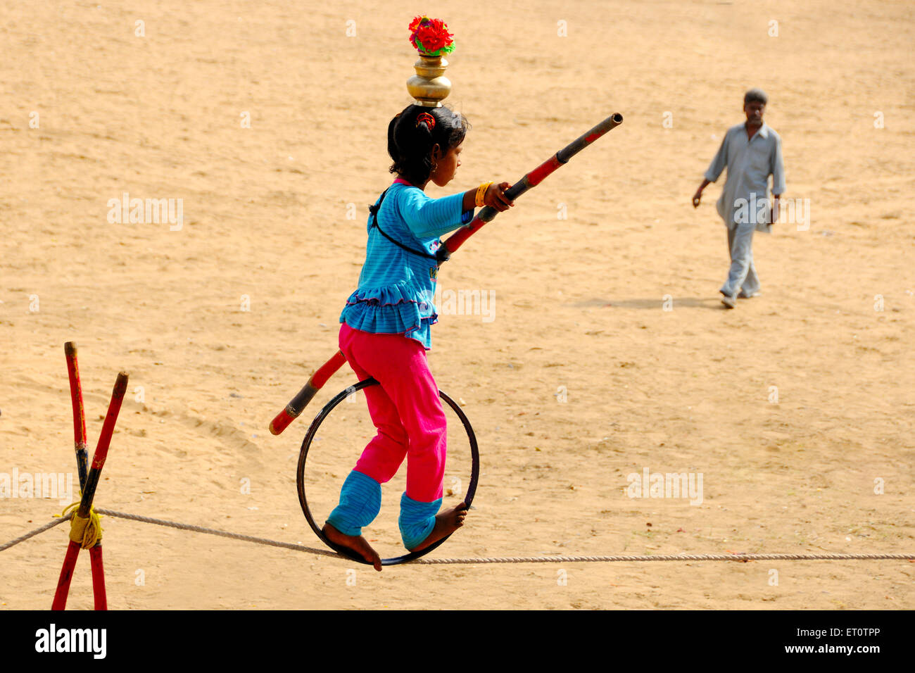 Ragazza che mostra acrobazie su una fune alla fiera di Pushkar ; Rajasthan ; India Signor#786 Foto Stock