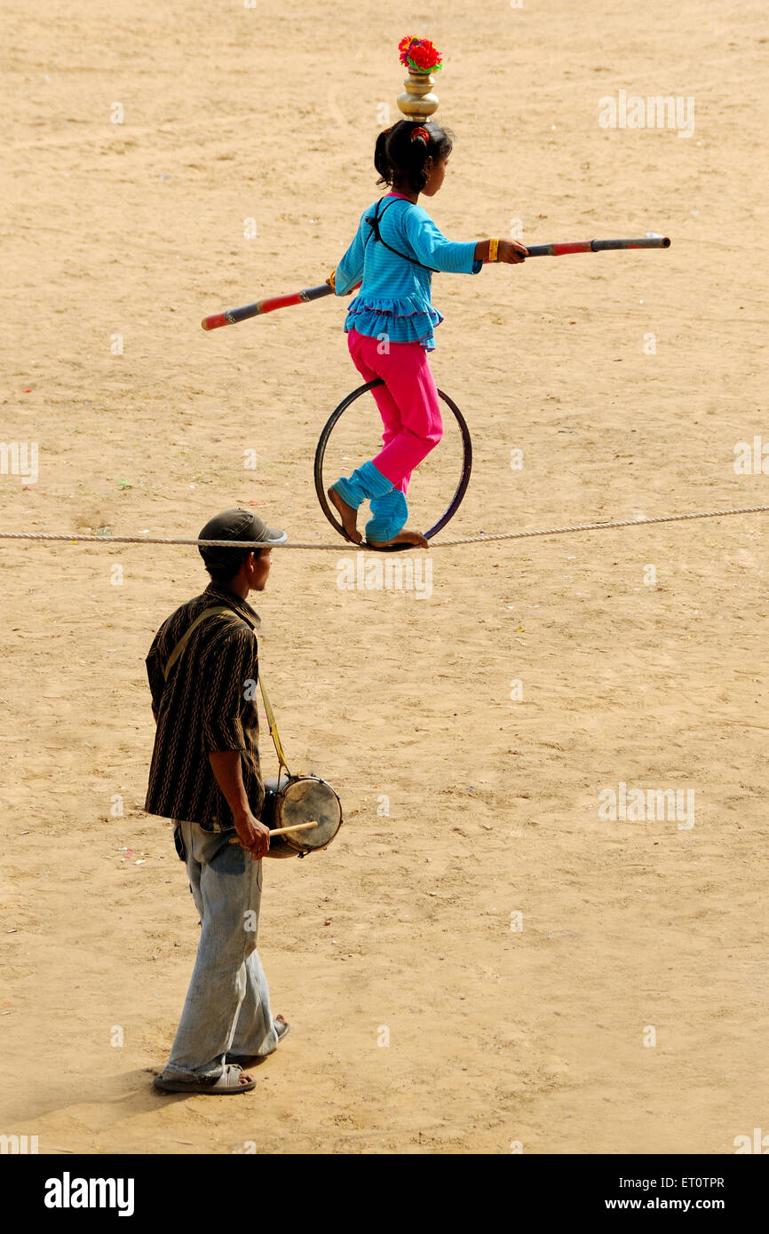 Ragazza che mostra acrobazie su una fune alla fiera di Pushkar ; Rajasthan ; India Signor#786 Foto Stock