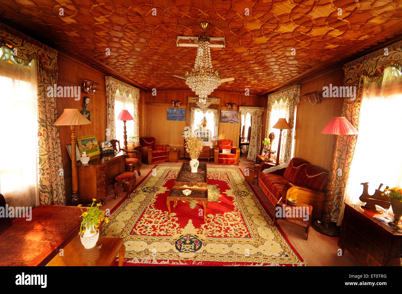 Interno della casa galleggiante ; Srinagar ; Jammu e Kashmir ; India Foto Stock