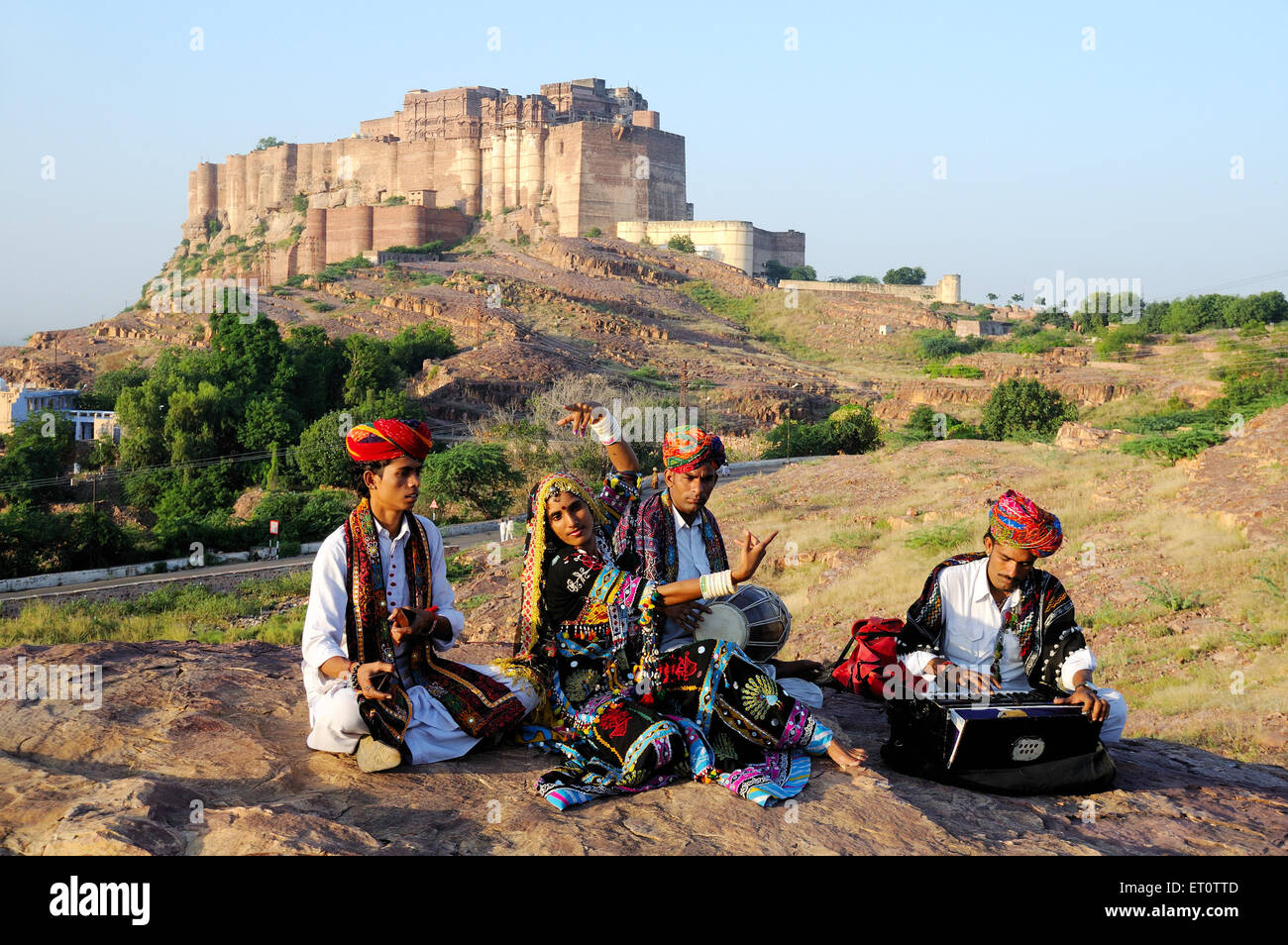 Kalbeliya ballerini folk e musicista meherangarh fort ; Jodhpur ; Rajasthan ; India NOMR Foto Stock