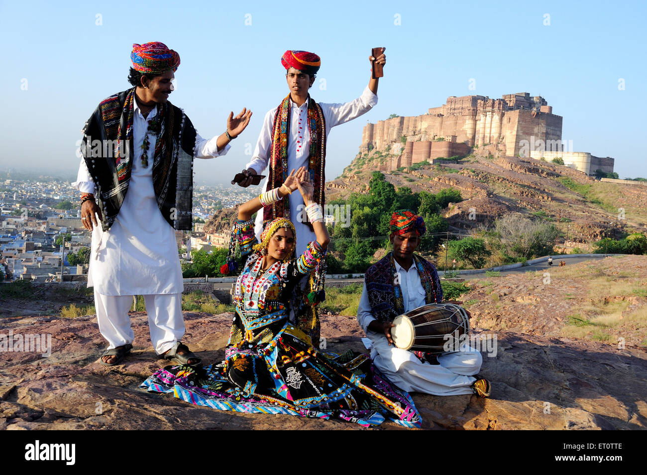 Ballerina e musicisti folk di Kalbelia, Forte di Meherangarh ; Jodhpur ; Rajasthan ; India , Asia Foto Stock