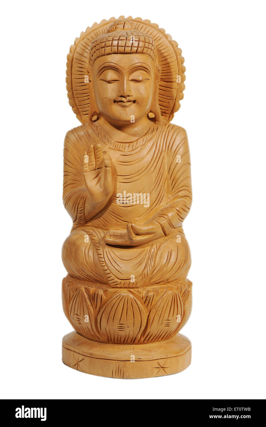 artigianato scolpito in legno di sandalo del Signore Buddha su sfondo bianco Foto Stock