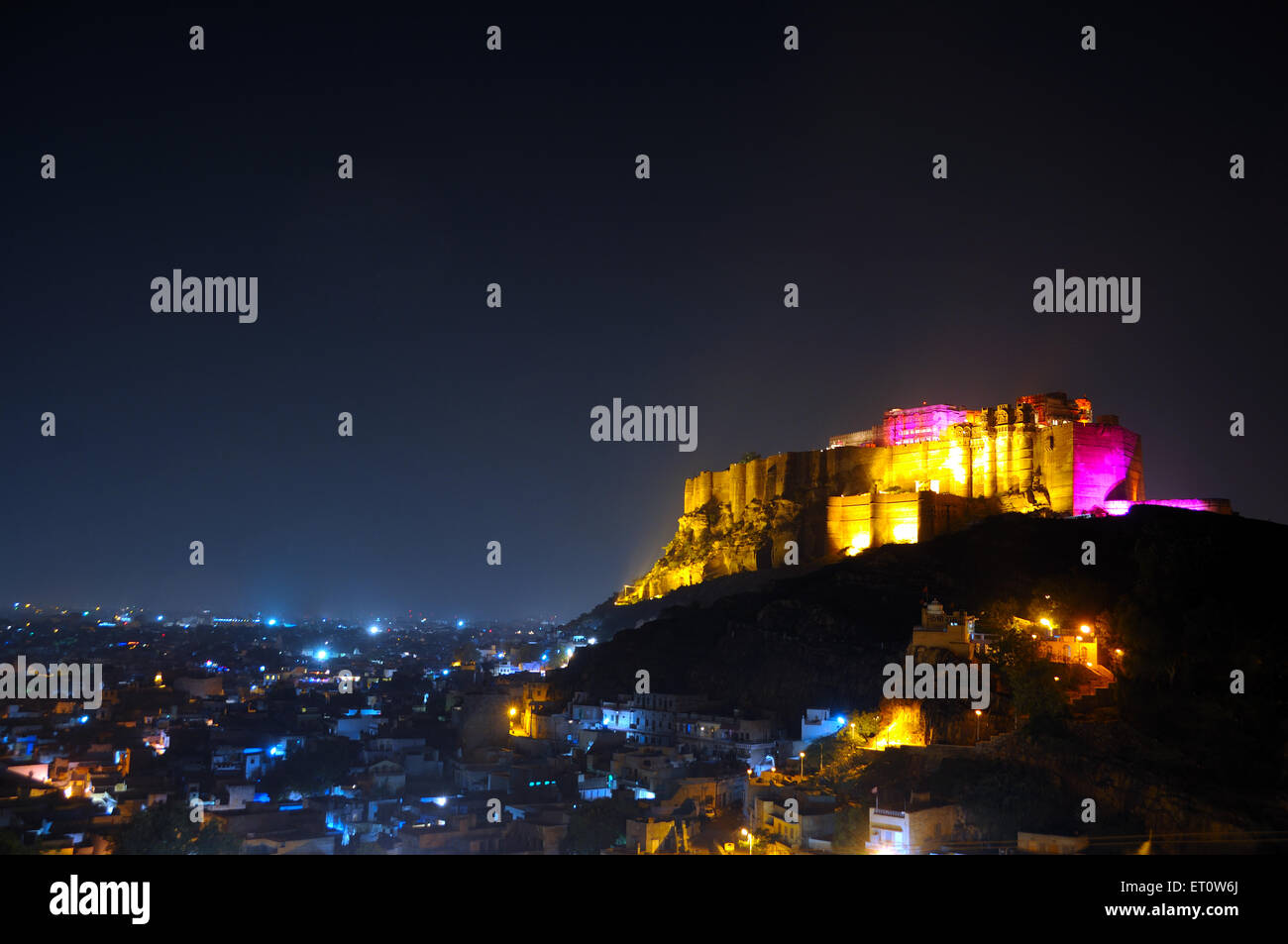 Forte Mehrangarh in diversi colori e illuminazione città vecchia in vista notte ; Jodhpur ; Rajasthan ; India Foto Stock