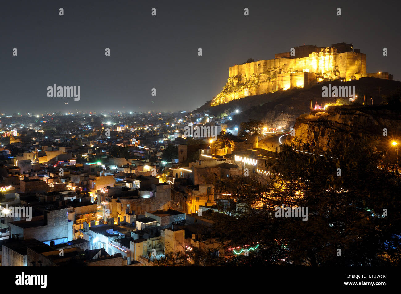 Forte Mehrangarh in diversi colori e illuminazione città vecchia in vista notte ; Jodhpur ; Rajasthan ; India Foto Stock