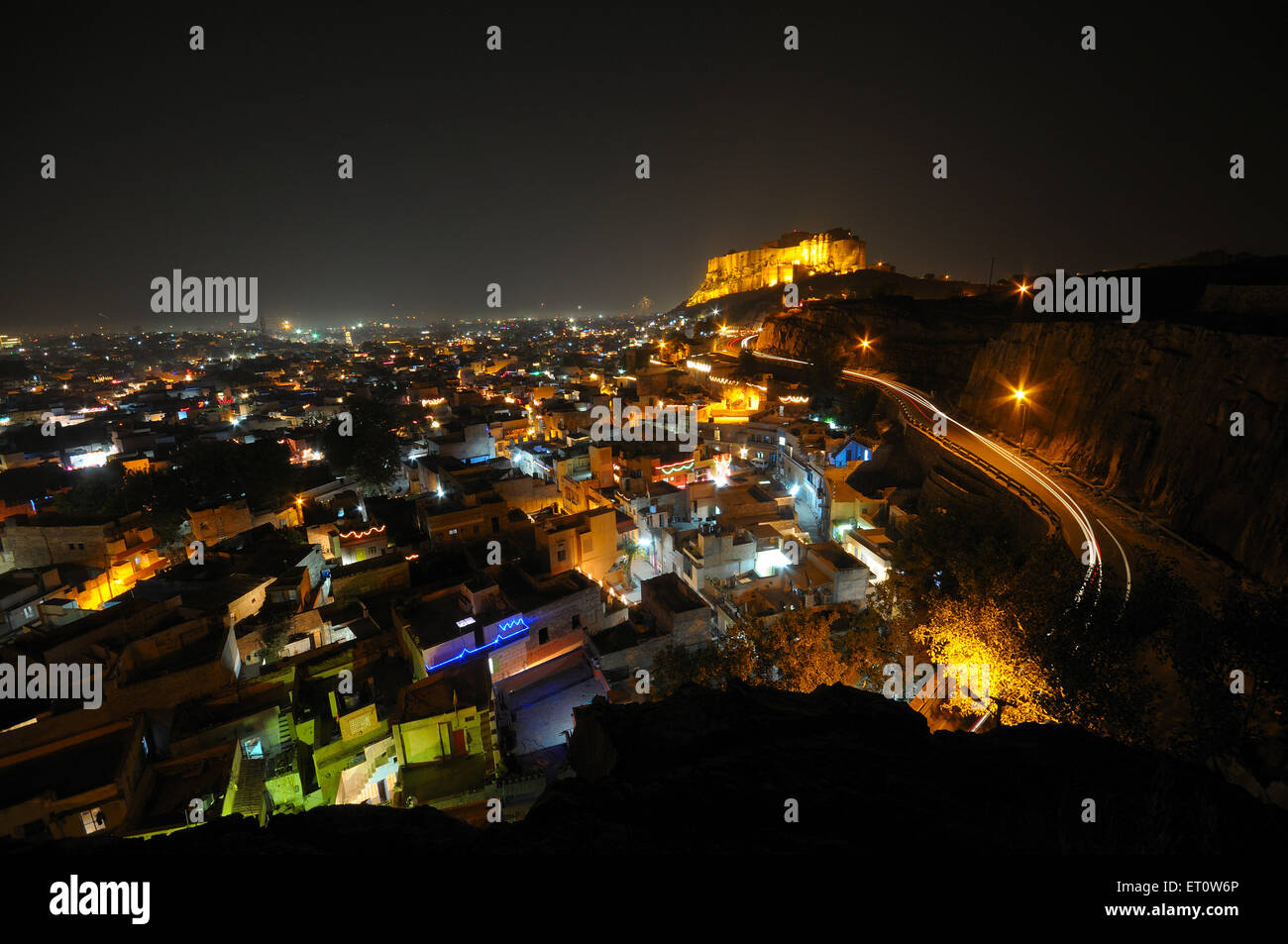 Forte Mehrangarh in diversi colori e illuminazione città vecchia in vista notte ; Jodhpur ; Rajasthan ; India Foto Stock