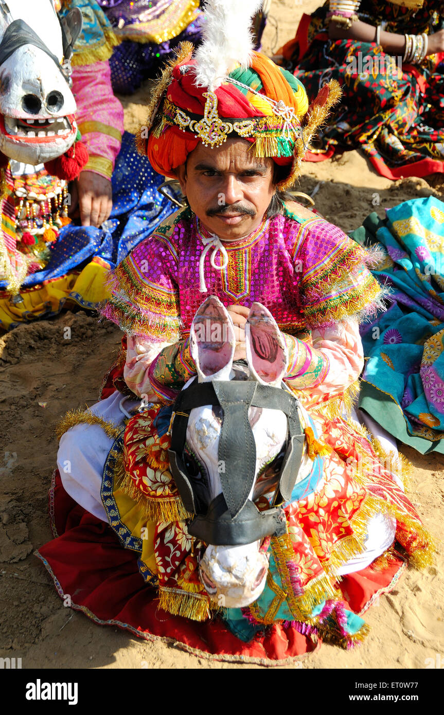 Uomo in costume tradizionale che indossa turbante durante il Pushkar Festival Rajasthan India Indian Festivals MR#786 Foto Stock