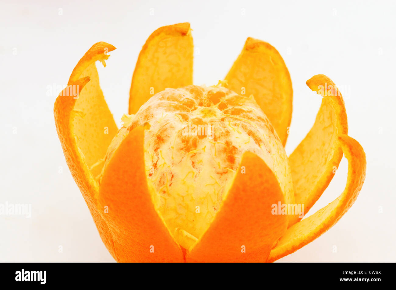 Frutta arancione sbucciata su sfondo bianco Foto Stock