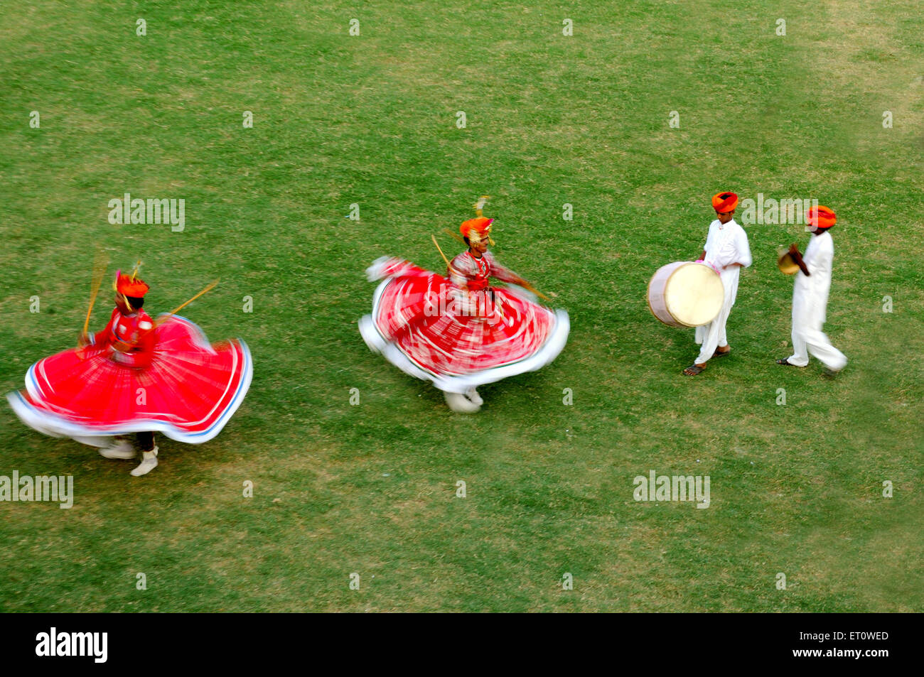 Gher ballerini folk al festival di marwar ; Jodhpur ; Rajasthan ; India Foto Stock