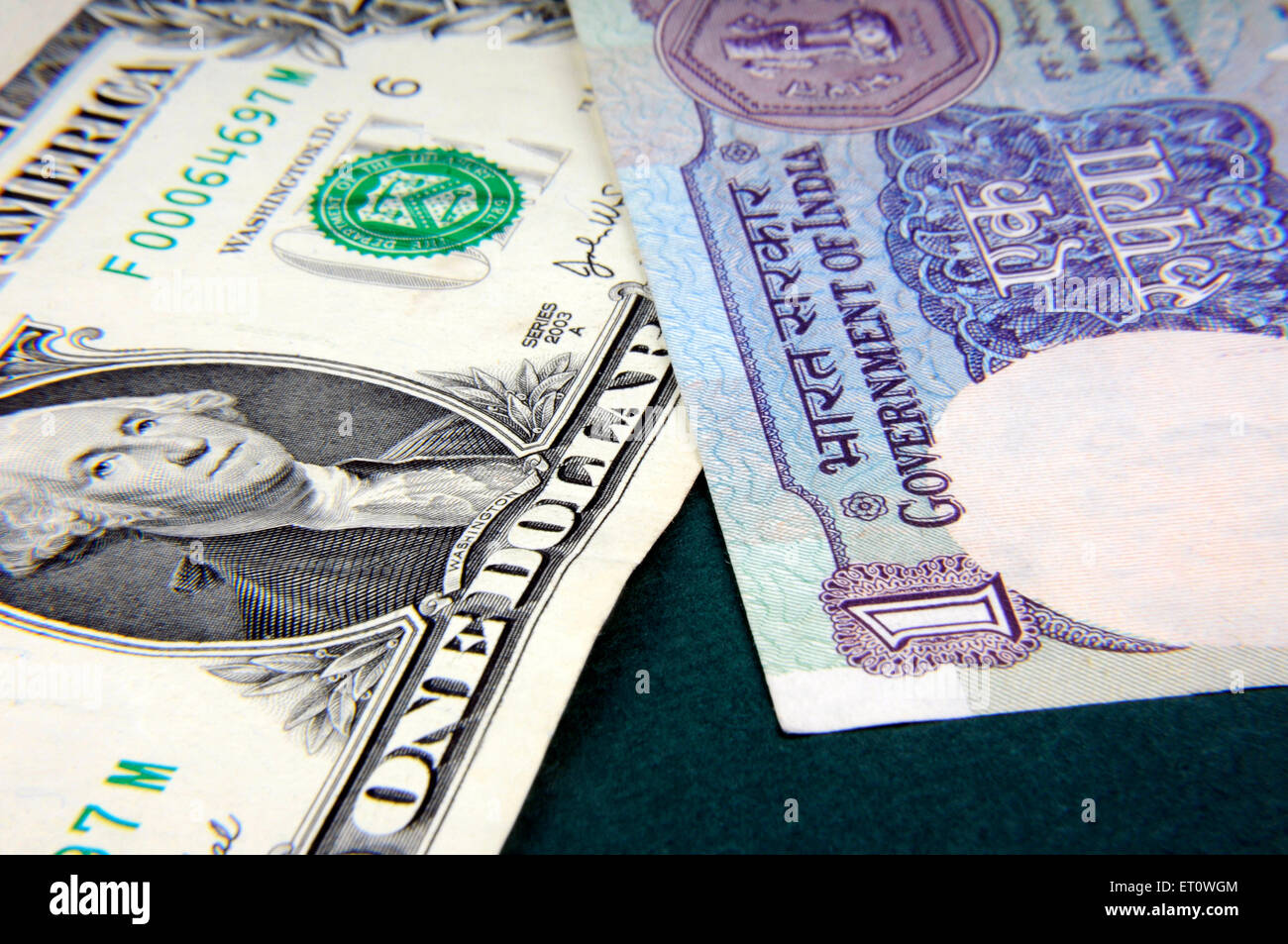 Concetto di rupia indiana e il dollaro americano note Foto Stock