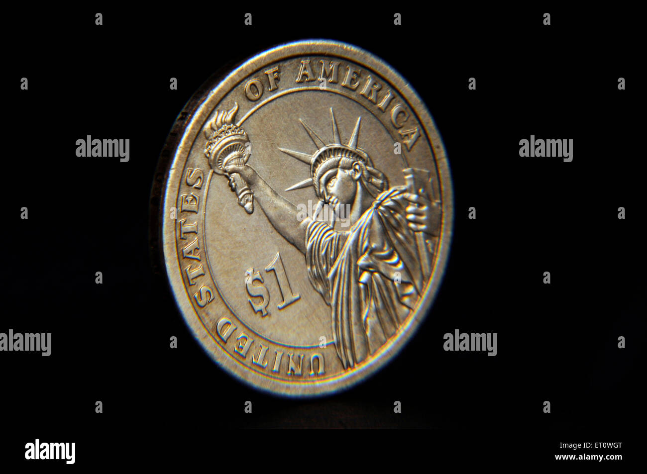 Golden one dollar coin isolato su nero Foto Stock