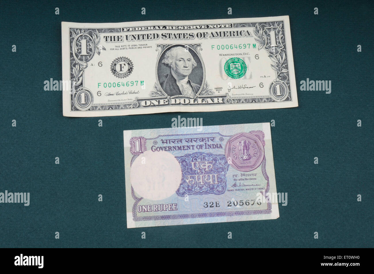 Concetto di rupia indiana e il dollaro americano note Foto Stock