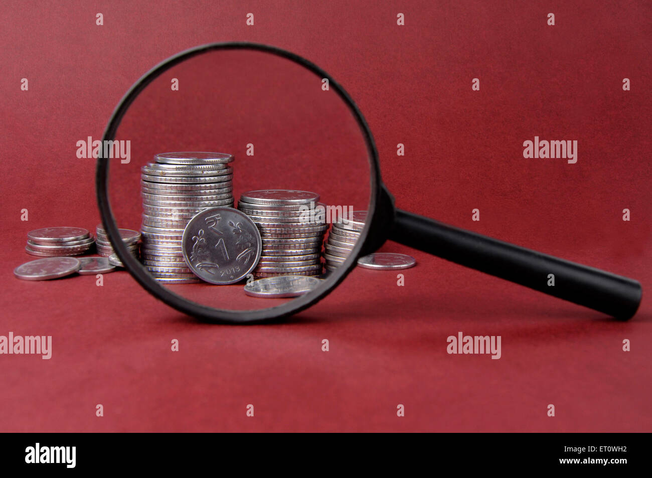 Lente di ingrandimento e delle monete metalliche in euro Foto Stock