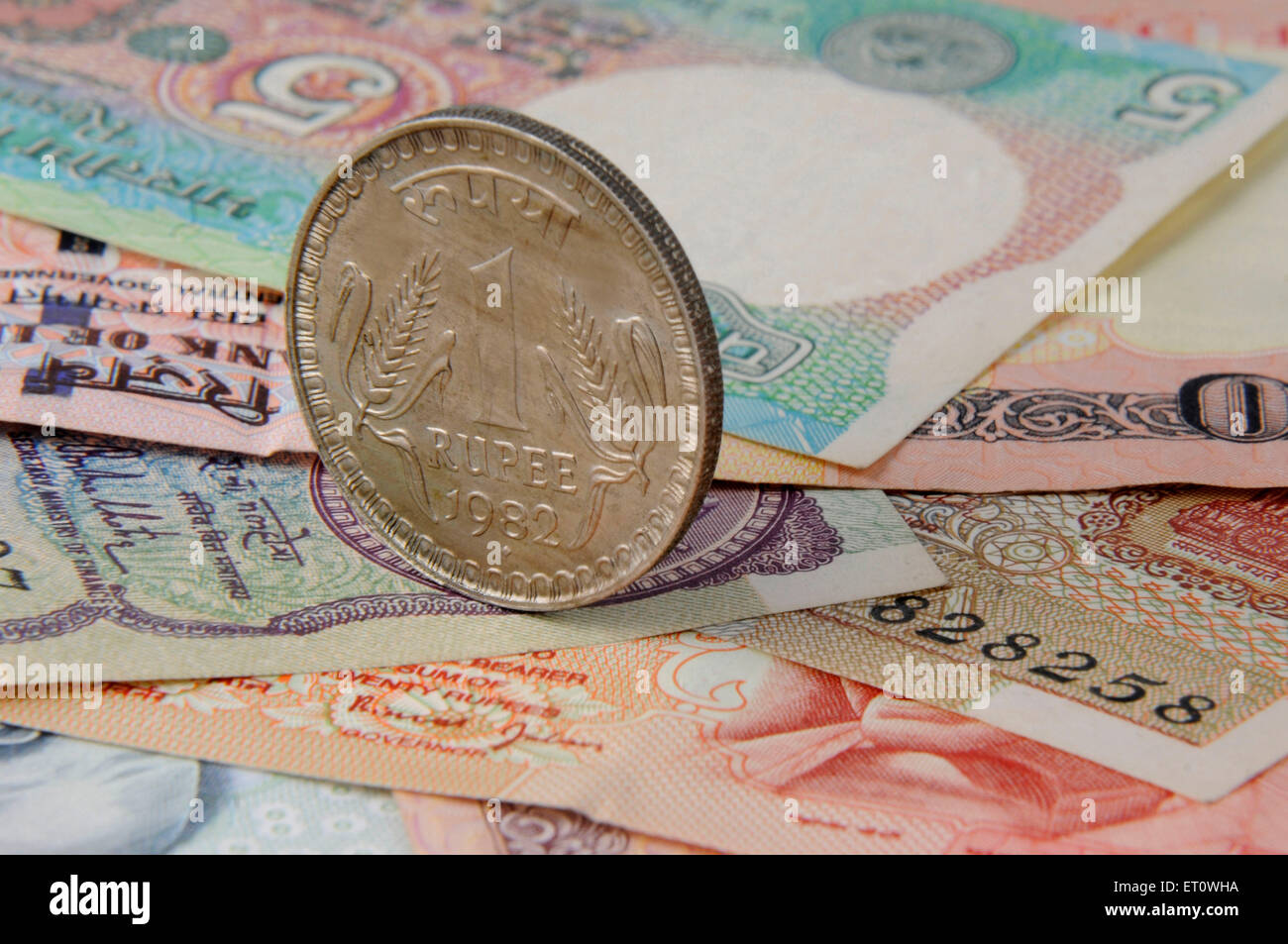 Concetto di valuta indiana alle banconote e alle monete Foto Stock