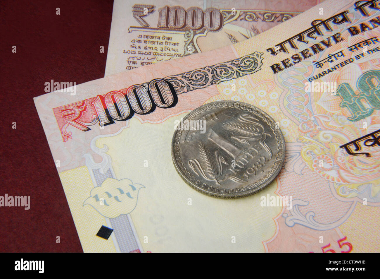 Concetto di valuta indiana alle banconote e alle monete Foto Stock