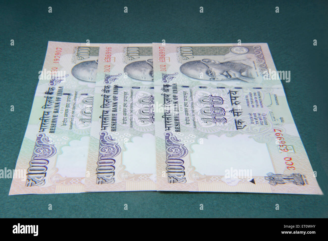 Concetto di valuta indiana un centinaio di rupee note Foto Stock