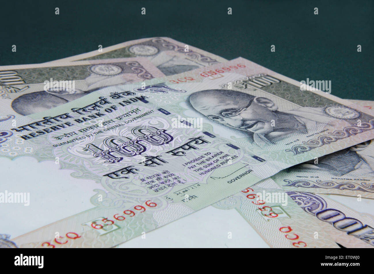 Concetto di valuta indiana un centinaio di rupee note Foto Stock