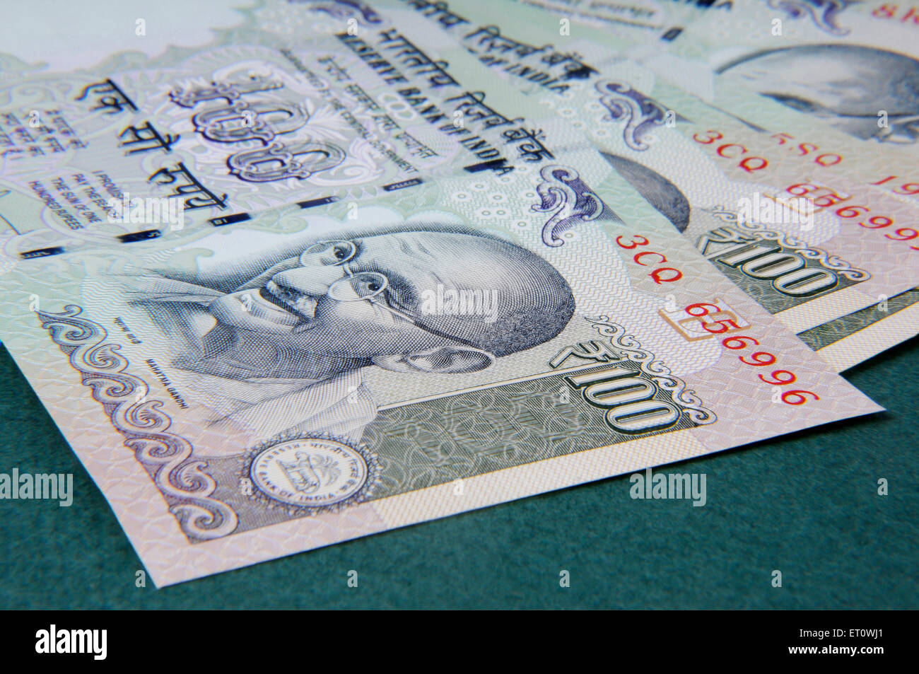 Concetto di valuta indiana un centinaio di rupee note Foto Stock