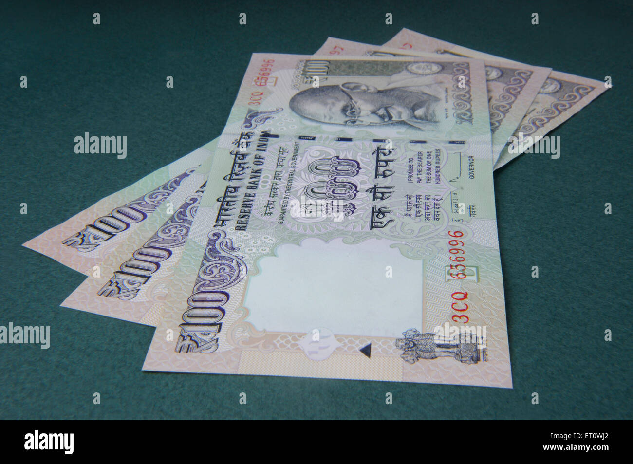 Concetto di valuta indiana un centinaio di rupee note Foto Stock