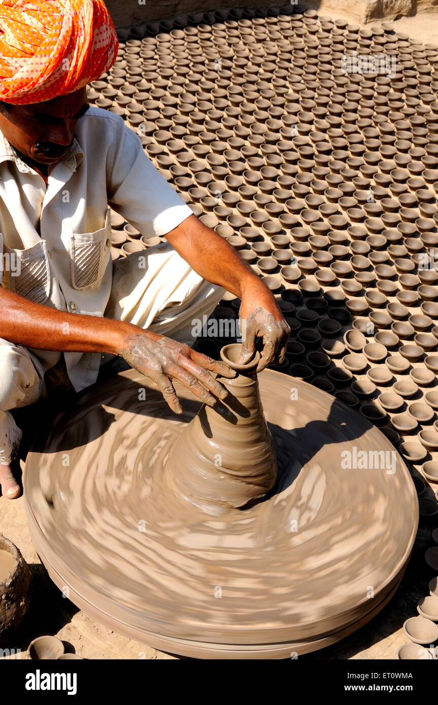 Potter rendendo le lampade di sabbia su una ruota potter ; Jodhpur ; Rajasthan ; India Signor#786 Foto Stock