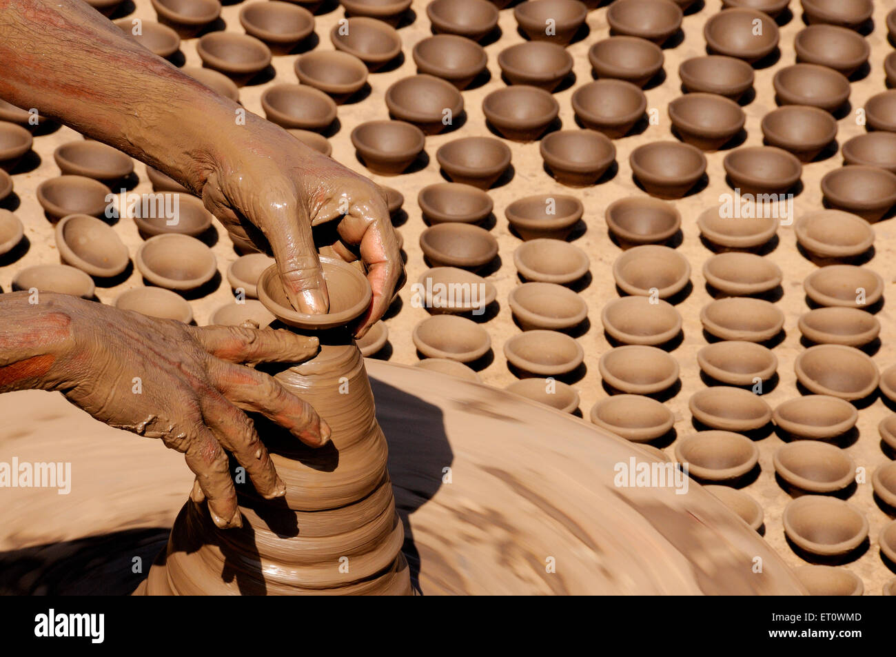 Potter rendendo le lampade di sabbia su una ruota potter ; Jodhpur ; Rajasthan ; India Foto Stock