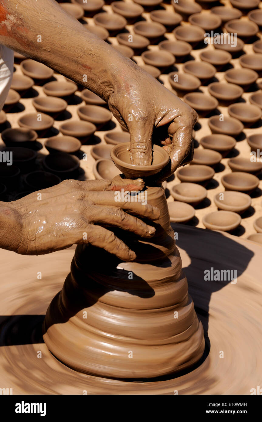 Potter rendendo le lampade di sabbia su una ruota potter ; Jodhpur ; Rajasthan ; India Foto Stock