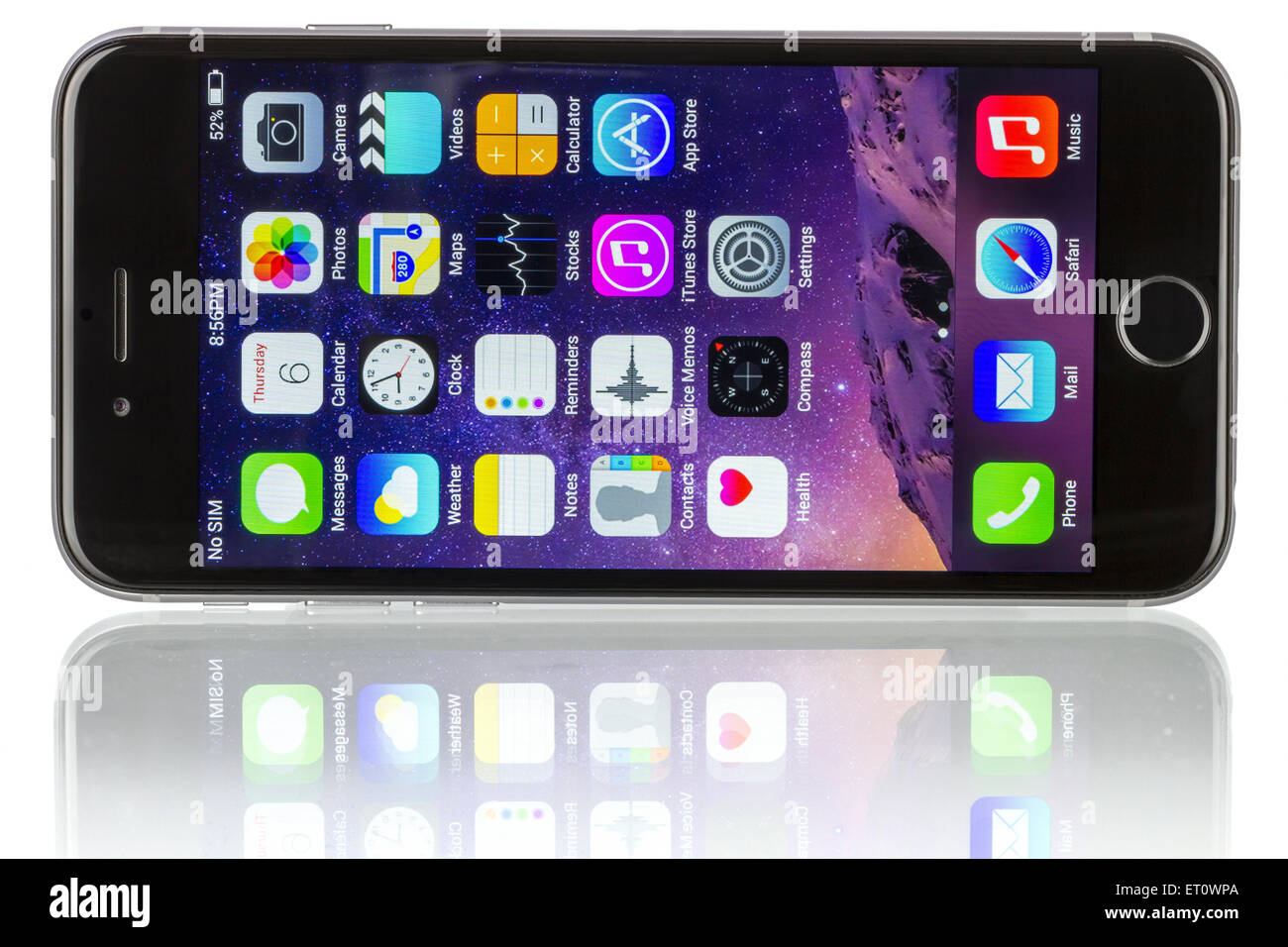 Galati, Romania - 6 Novembre 2014: Spazio Apple grigio iPhone 6 che mostra la schermata iniziale con iOS 8. Foto Stock
