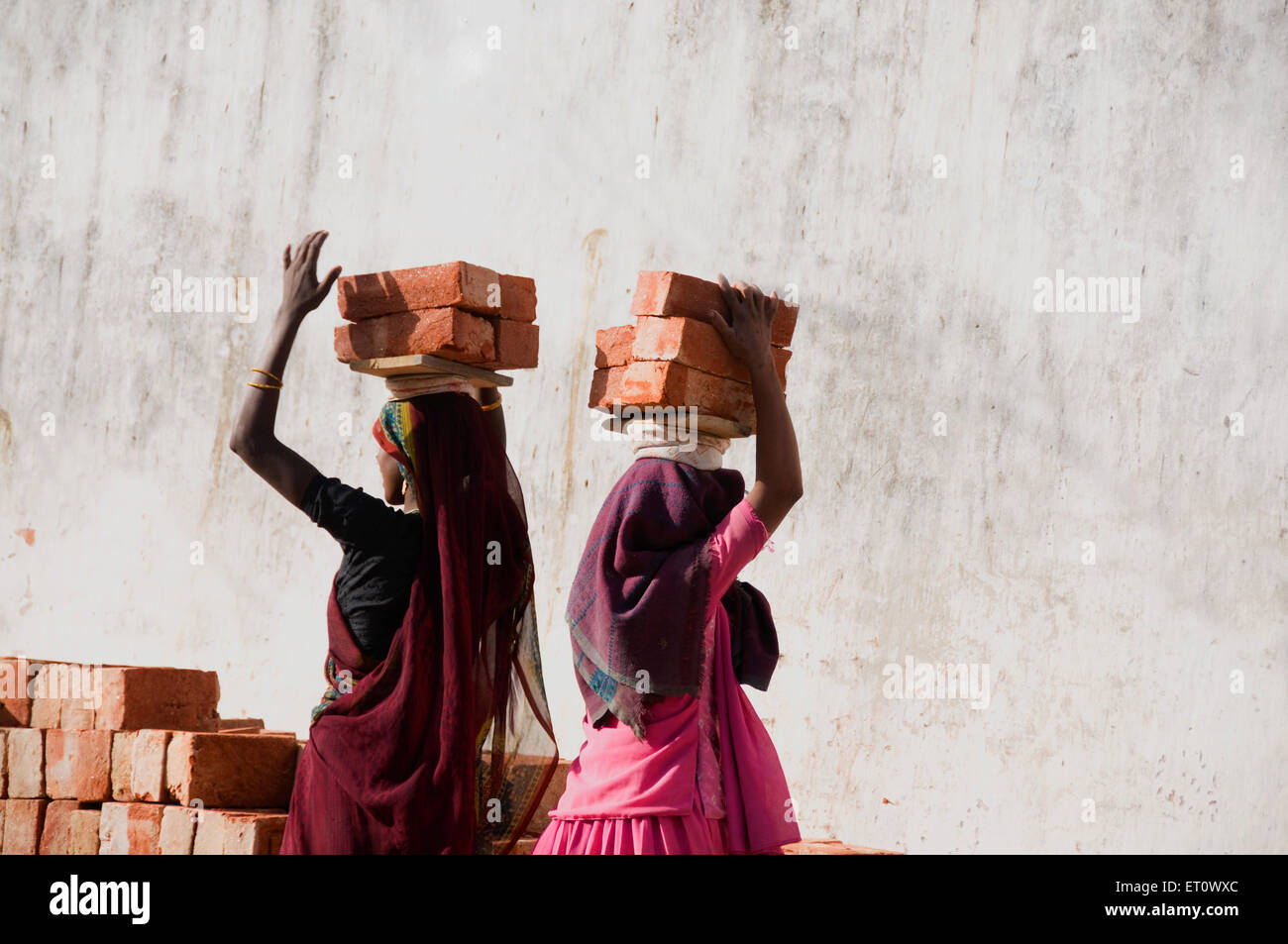 Donne che trasportano mattoni sulla testa, Pava Puri, Pawapuri, Pawa, Nalanda, Rajgir, Bihar, India Foto Stock