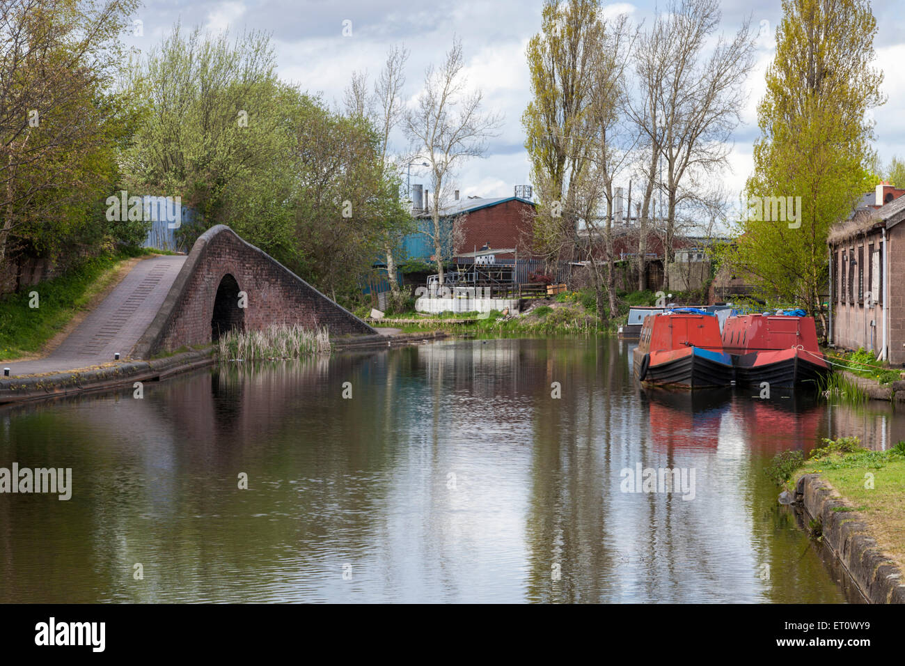 Black country scena. La costruzione di edifici industriali e narrowboats serratura sopra il numero 1 sul ramo di Walsall Canal, West Midlands, England, Regno Unito Foto Stock