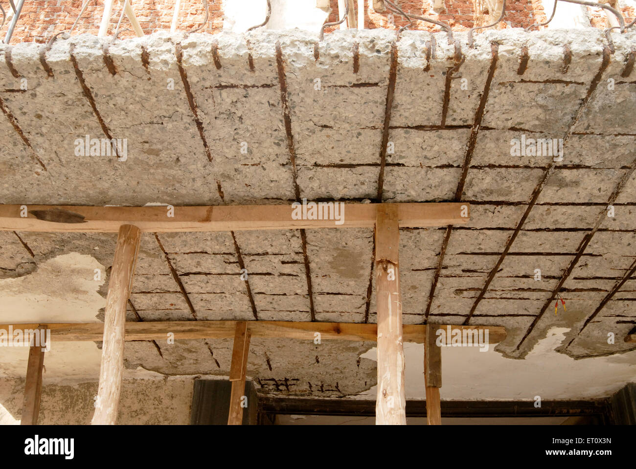 Barre di acciaio corrose di soffitto propped con barre di legno, Bombay, Mumbai, Maharashtra, India Foto Stock