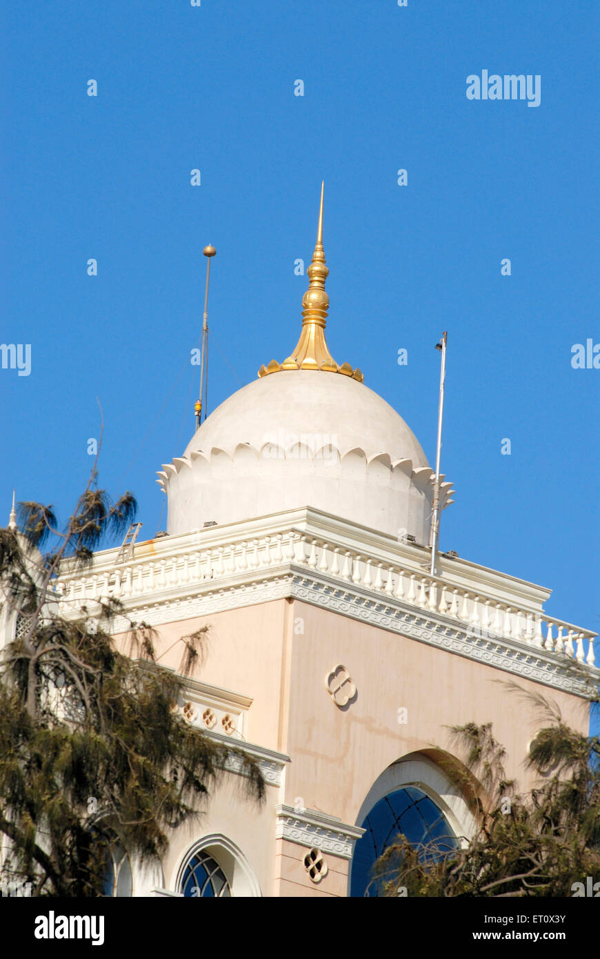 Cupola con guglia dorata in cima all'ospedale Saipee, Charni Road, Bombay, Mumbai, Maharashtra, India Foto Stock