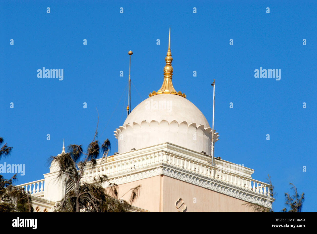 Cupola con guglia dorata in cima all'ospedale Saipee, Charni Road, Bombay, Mumbai, Maharashtra, India Foto Stock