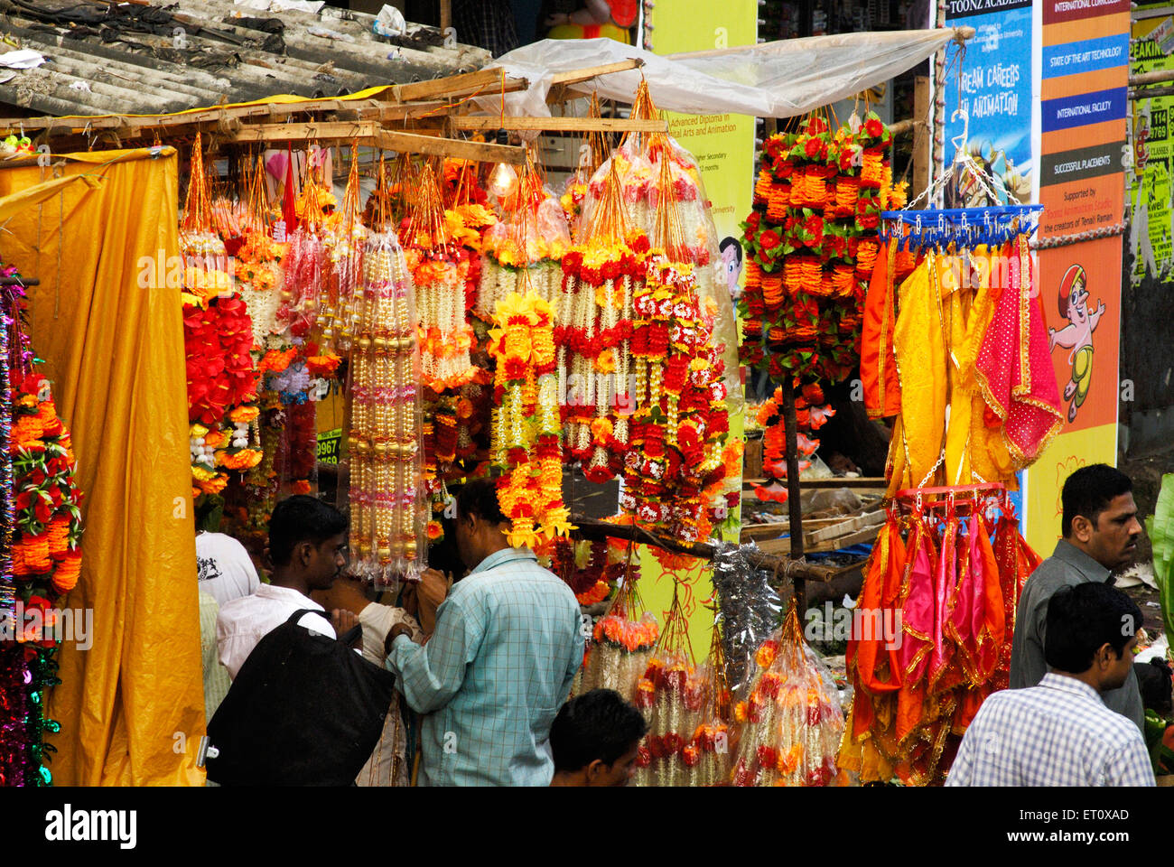 Colorate ghirlande di fiori artificiali Perle Perle decorano gli idoli del signore Ganesh ; Ganapati festival ; Dadar ; Bombay Mumbai Foto Stock