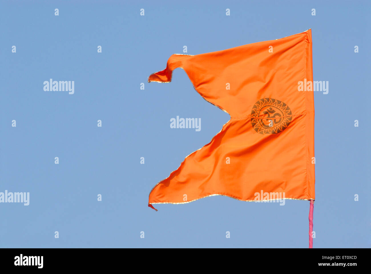 Bandiera a colori dello zafferano, bandiera della religione indù, bandiera stampata con simbolo sacro, Bombay, Mumbai, Maharashtra, India Foto Stock