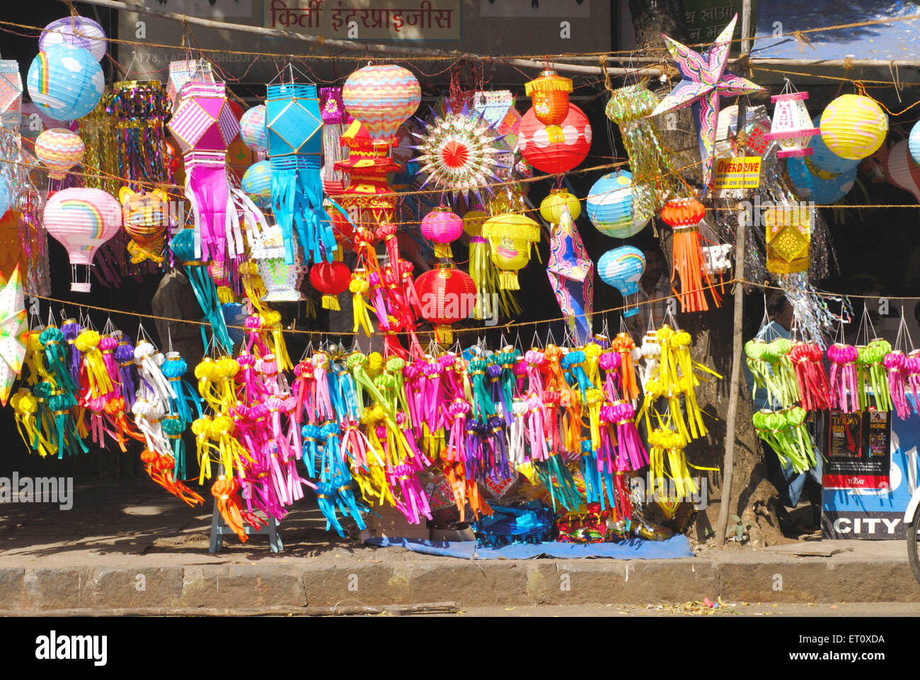 Lanterna Diwali, kandeel, lanterne di carta, in vendita, Diwali Festival, Dadar, Bombay, Mumbai, Maharashtra, India Foto Stock