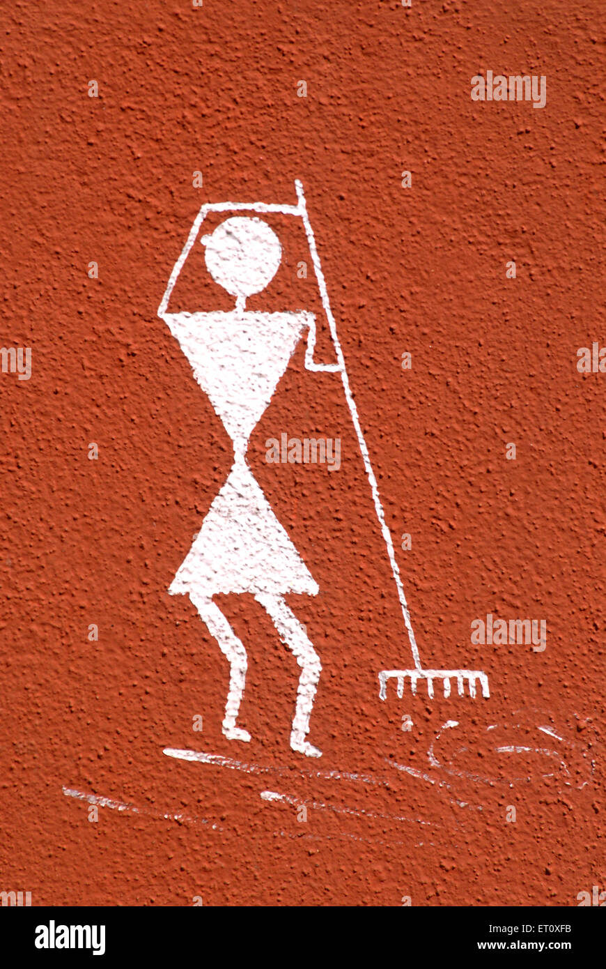 Warli pittura donna pulizia erba, arte tribale, Varli, Parvati colline, Pune, Maharashtra, India Foto Stock