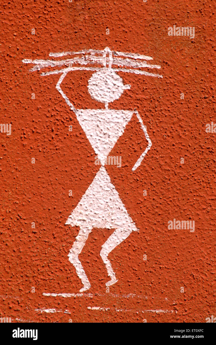 Walli pittura donna che trasporta legna da ardere, arte tribale, Varli, colline Parvati, Pune, Maharashtra, India Foto Stock