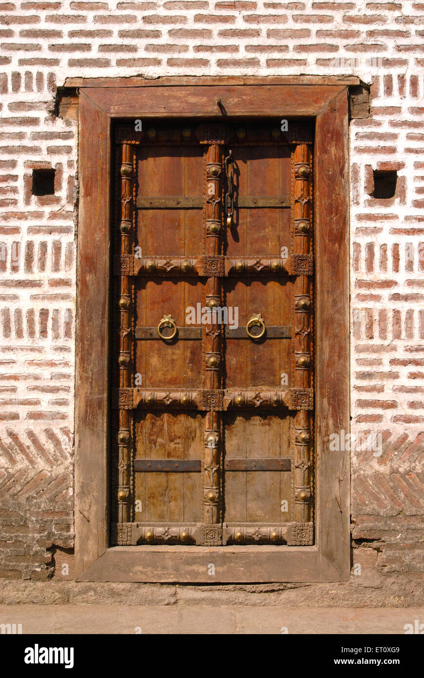 Riccamente scolpita in legno porta fisso in muratura all'entrata di Vishrambaug Wada secondo palazzo di Peshve il Maratti re ; Pune Foto Stock
