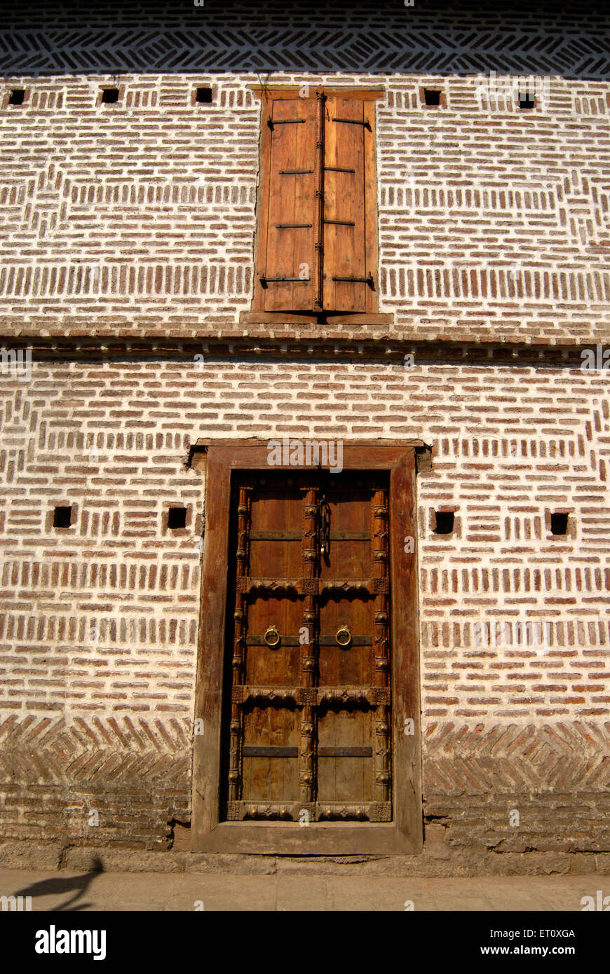 Riccamente scolpita in legno porta fisso in muratura all'entrata di Vishrambaug Wada secondo palazzo di Peshve il Maratti re ; Pune Foto Stock