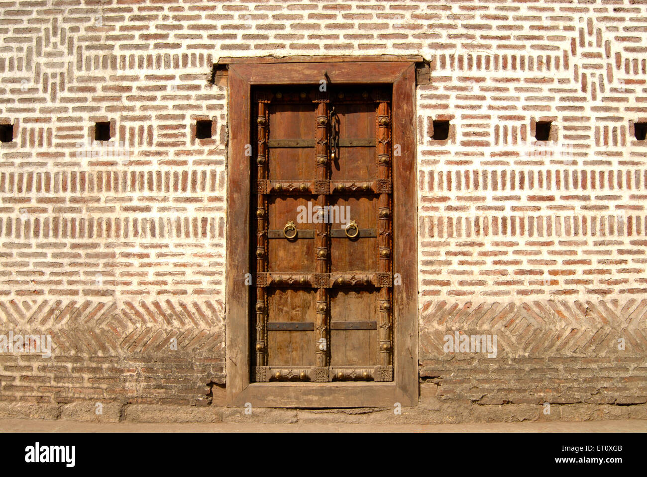 Riccamente scolpita in legno porta fisso in muratura all'entrata di Vishrambaug Wada secondo palazzo di Peshve il Maratti re ; Pune Foto Stock